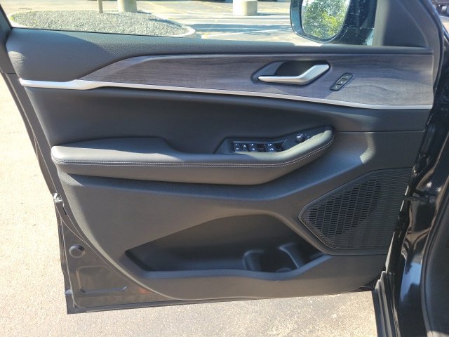 Used 2023 Jeep Grand Cherokee Limited AWD/4WD image 17