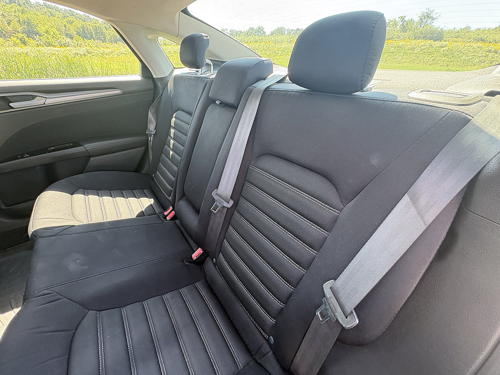 Used 2015 Ford Fusion SE FWD image 18
