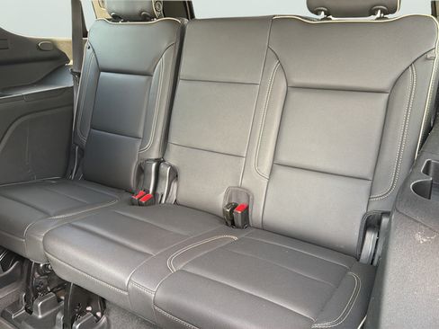 Used 2023 GMC Yukon SLT w/ SLT Luxury Package RWD image 17