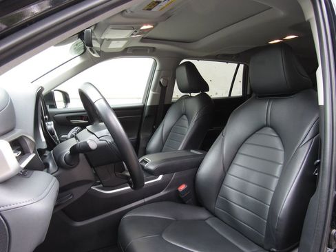 Used 2024 Toyota Highlander XLE AWD/4WD image 11