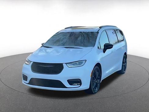 Used 2025 Chrysler Pacifica Limited image 7