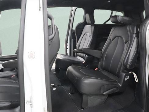 Used 2025 Chrysler Pacifica Select FWD image 23