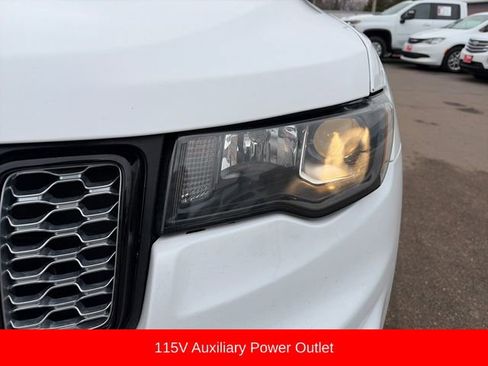 Used 2018 Jeep Grand Cherokee Altitude image 17