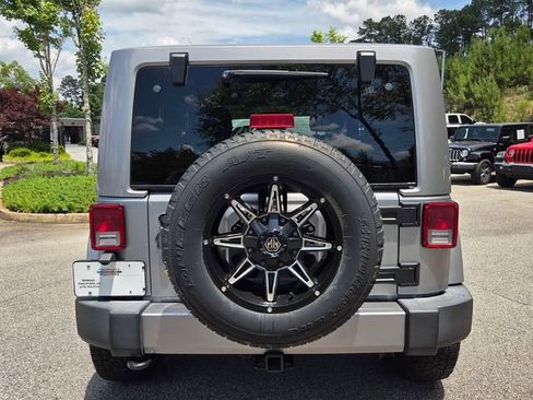 Used 2018 Jeep Wrangler Sahara w/ Connectivity Group AWD/4WD image 5