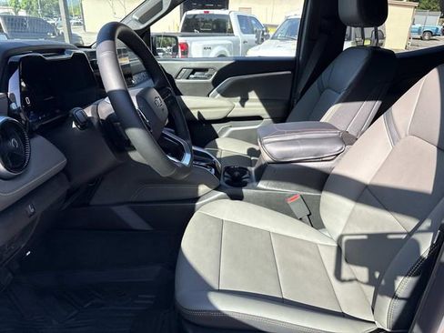 Used 2026 Chevrolet Colorado ZR2 w/ Technology Package AWD/4WD image 12