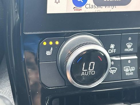 Used 2023 Toyota Highlander XLE FWD image 28