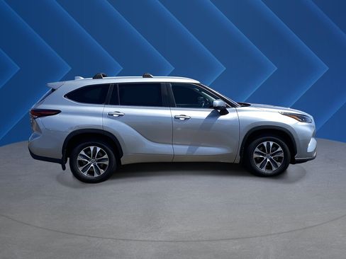 Used 2024 Toyota Highlander XLE FWD image 2