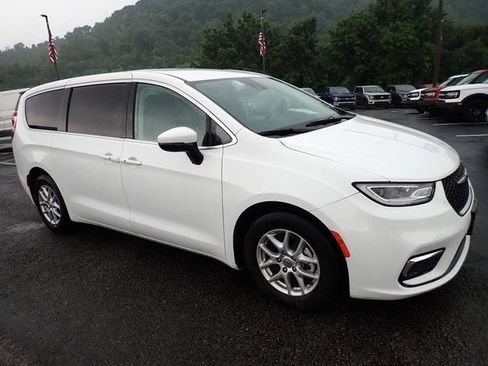 Used 2023 Chrysler Pacifica Touring-L FWD image 8
