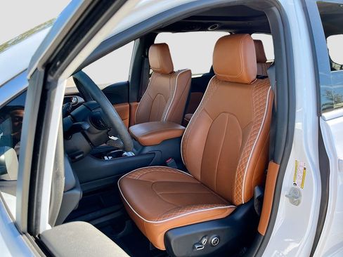 Certified 2024 Chrysler Pacifica Pinnacle image 22