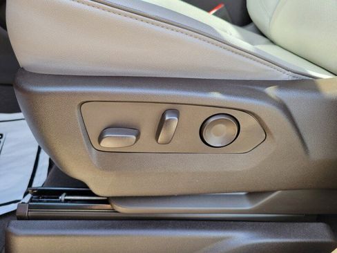 Used 2024 GMC Yukon SLT w/ SLT Luxury Package image 26