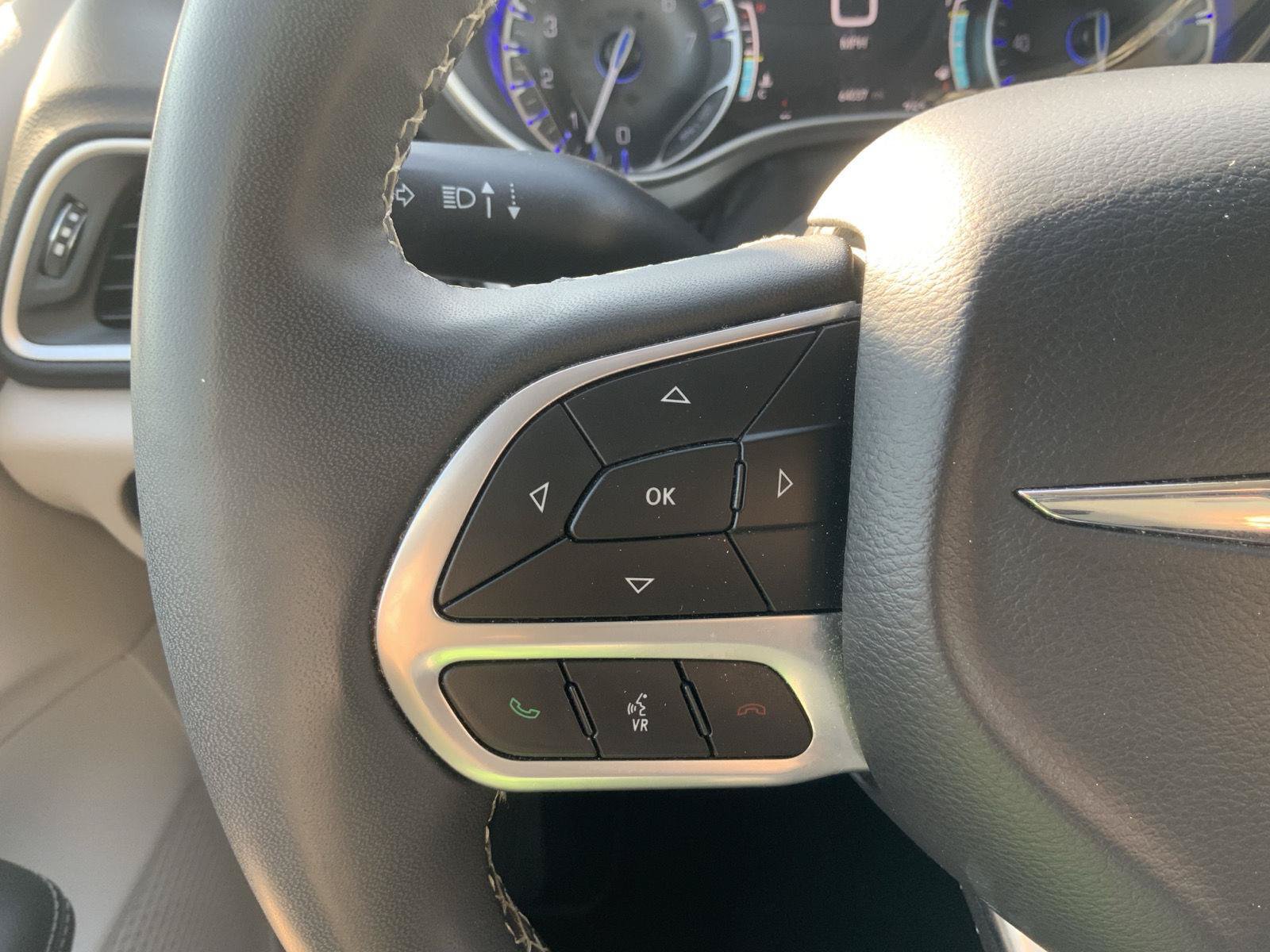 Used 2024 Chrysler Pacifica Touring-L FWD image 23
