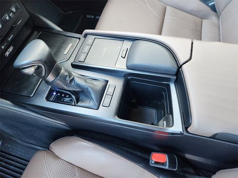 Used 2022 Lexus ES 300h Ultra Luxury image 20