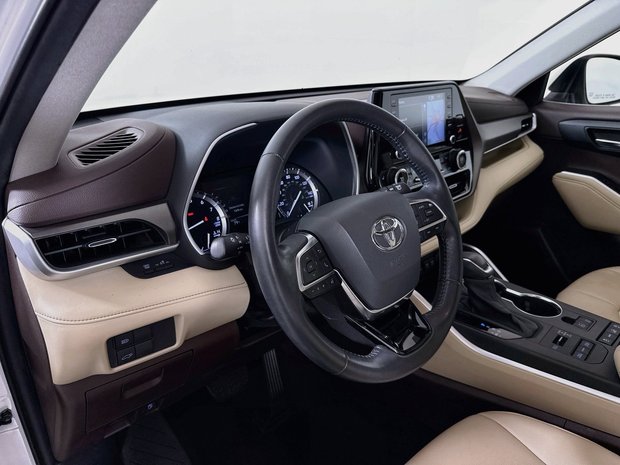 Used 2020 Toyota Highlander XLE AWD/4WD image 9