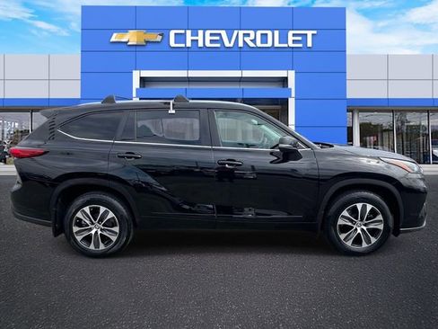 Used 2023 Toyota Highlander XLE AWD/4WD image 6