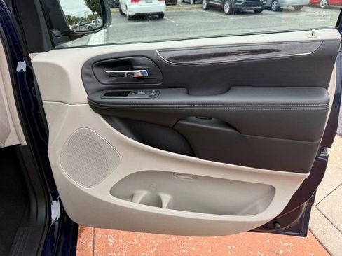 Used 2013 Chrysler Town & Country Touring FWD image 21