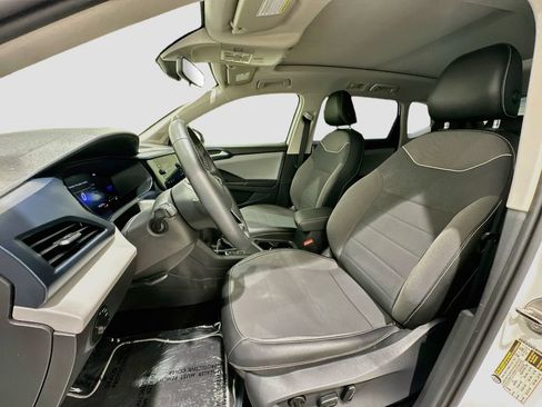 Used 2023 Volkswagen Taos SE w/ Panoramic Sunroof Package FWD image 21