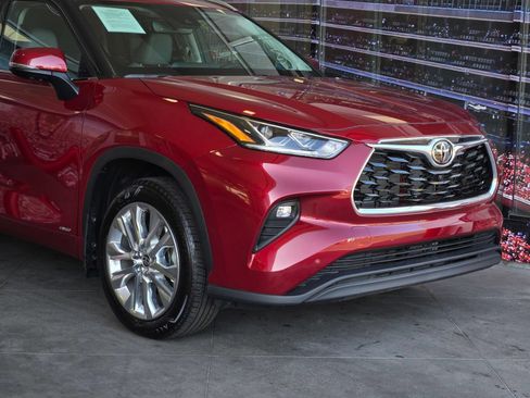 Certified 2026 Toyota Highlander Limited AWD/4WD image 2