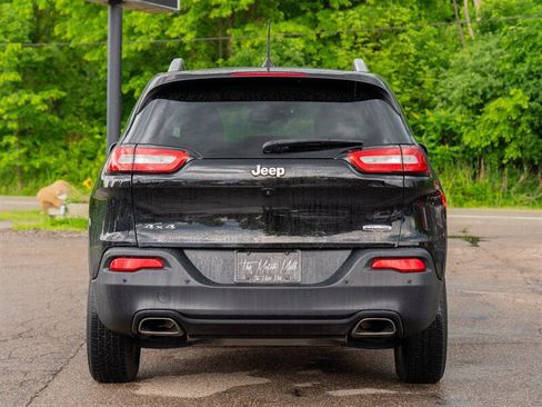 Used 2018 Jeep Cherokee Latitude Plus w/ Cold Weather Group AWD/4WD image 6