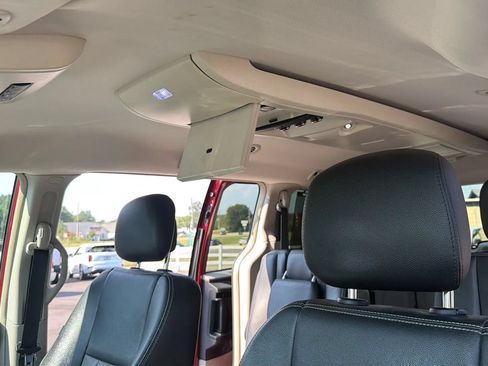Used 2014 Chrysler Town & Country Touring FWD image 18