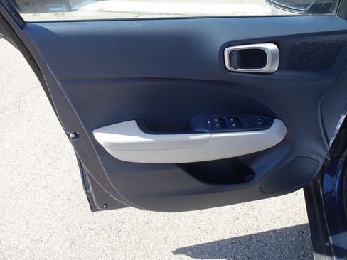 Used 2023 Hyundai Venue Limited FWD image 11