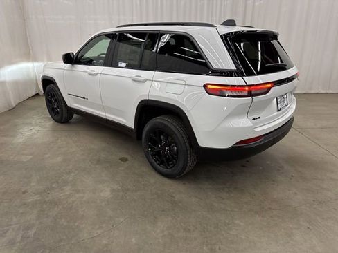 New 2026 Jeep Grand Cherokee Altitude image 29