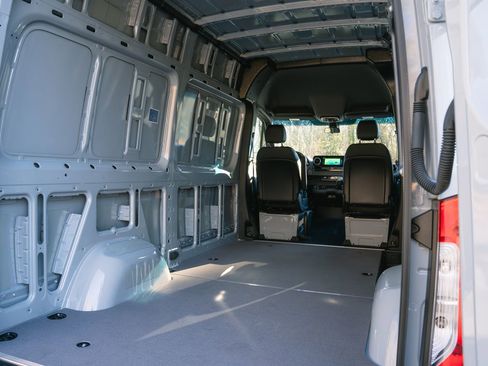 Used 2025 Mercedes-Benz Sprinter 2500 image 9