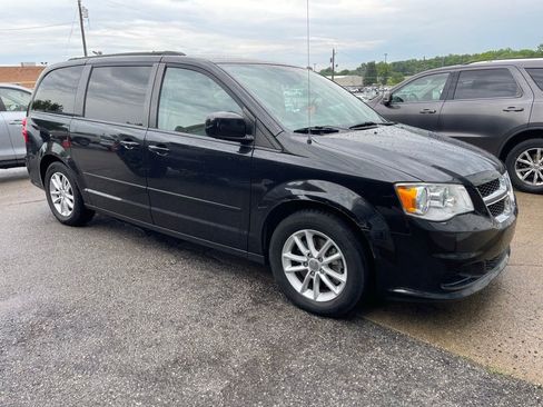 Used 2016 Dodge Grand Caravan SXT FWD image 2