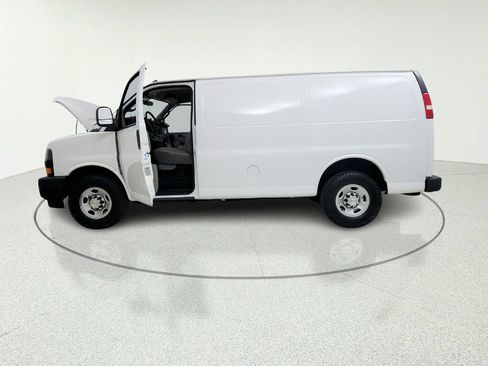 Used 2018 Chevrolet Express 3500 w/ Driver Convenience Package RWD image 11
