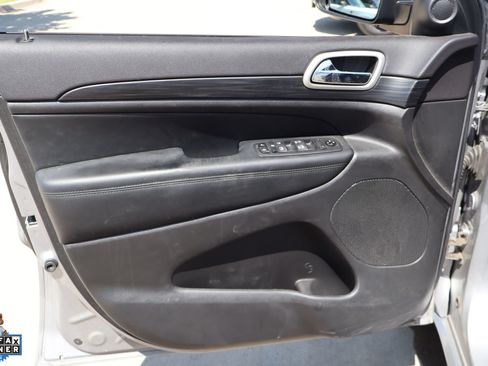 Used 2020 Jeep Grand Cherokee Altitude RWD image 12