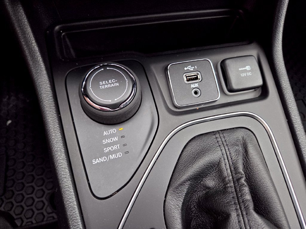 Certified 2022 Jeep Cherokee Latitude w/ Sun & Sound Group AWD/4WD image 27