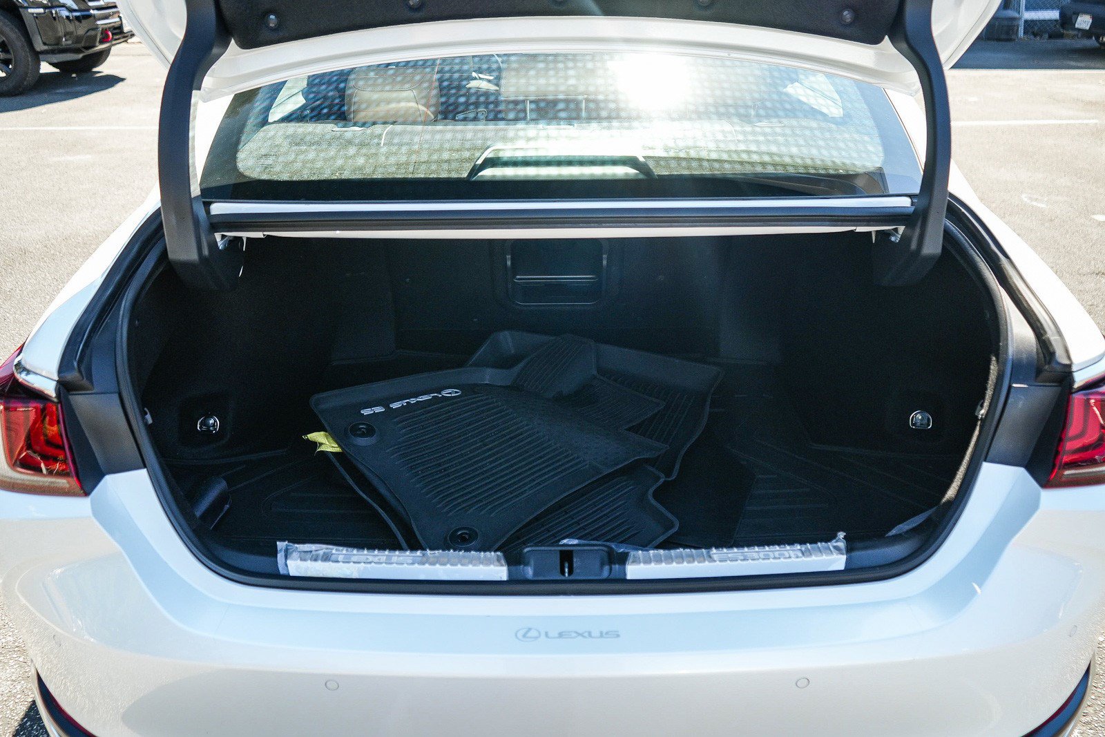 Used 2025 Lexus ES 300h w/ Premium Package FWD image 24