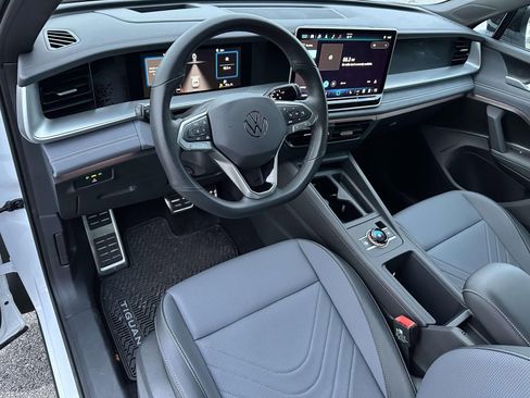 Used 2025 Volkswagen Tiguan SE R-Line image 9