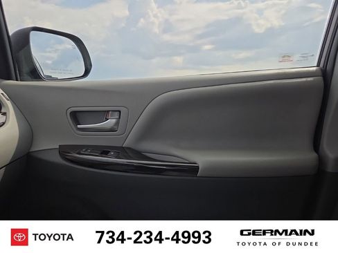 Used 2020 Toyota Sienna XLE FWD image 30