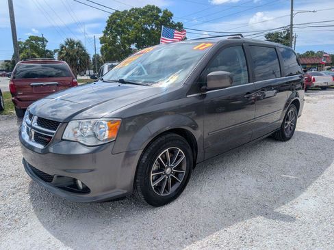 Used 2017 Dodge Grand Caravan SXT FWD image 3