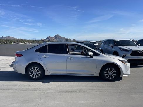 Used 2021 Toyota Corolla LE image 3