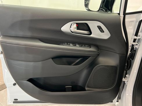 New 2026 Chrysler Pacifica Limited w/ Trailer Tow Group image 14