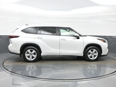 Used 2024 Toyota Highlander LE AWD/4WD image 7