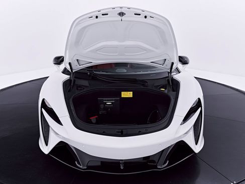 Used 2024 McLaren Artura RWD image 34