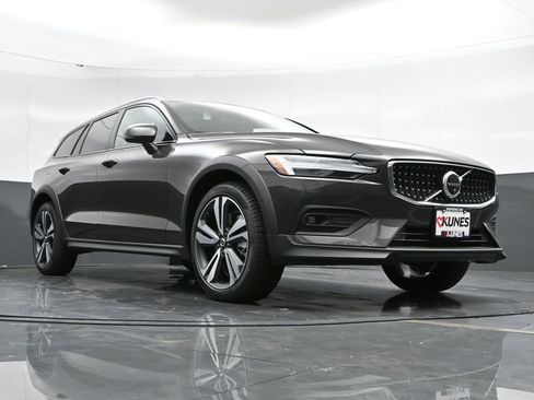 New 2025 Volvo V60 B5 Cross Country Plus w/ Protection Package Premier image 43
