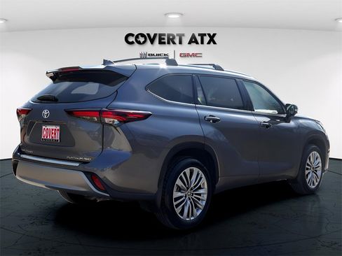 Used 2025 Toyota Highlander Platinum image 7