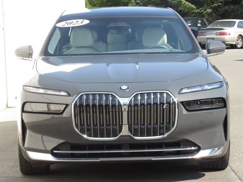 Used 2023 BMW i7 xDrive60 AWD/4WD image 3
