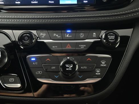 Used 2025 Chrysler Pacifica Select image 31