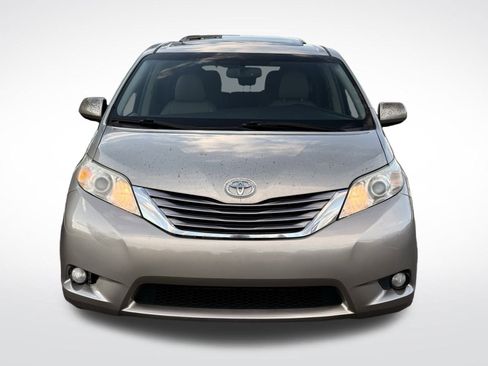 Used 2017 Toyota Sienna XLE Premium image 2