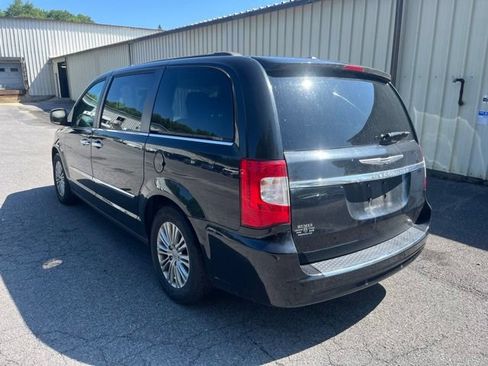 Used 2016 Chrysler Town & Country Touring-L FWD image 8