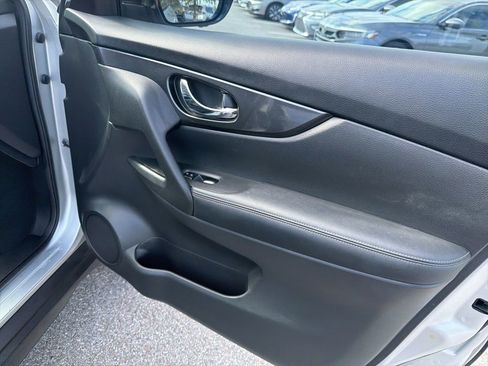 Used 2018 Nissan Rogue SV w/ Premium Package image 12