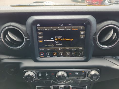 Used 2018 Jeep Wrangler Unlimited Sahara w/ Quick Order Package 24M Moab AWD/4WD image 13