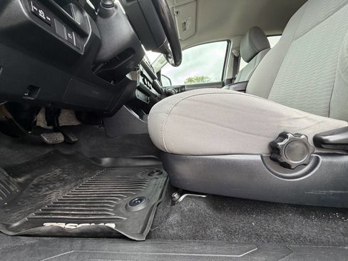 Used 2019 Toyota Tacoma SR5 w/ SR5 Appearance Package (SM) RWD image 11