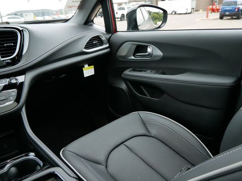 New 2026 Chrysler Pacifica Limited w/ S Appearance Package image 11