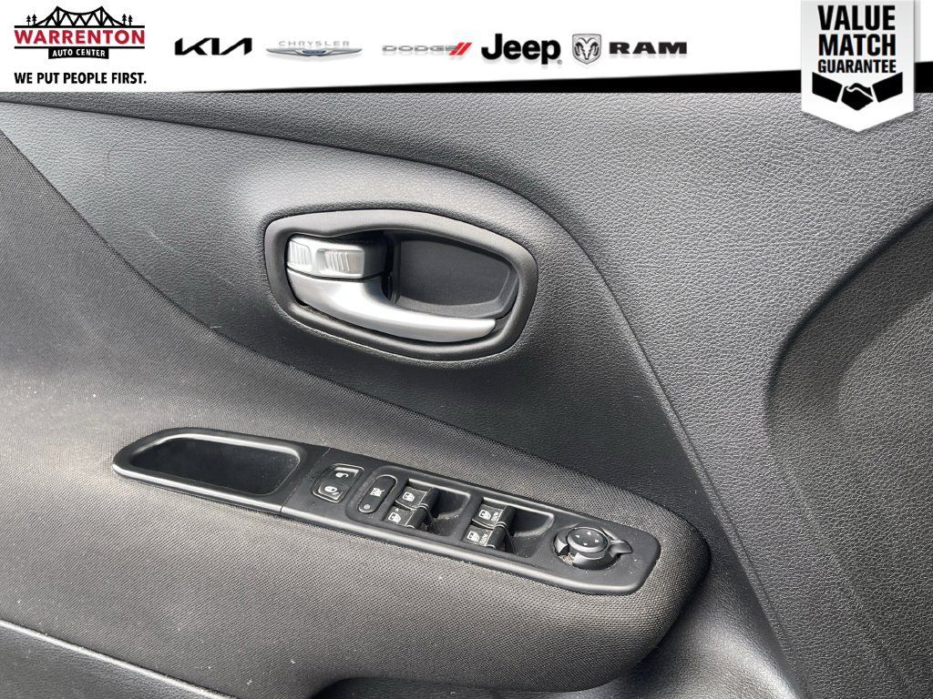 Used 2018 Jeep Renegade Latitude AWD/4WD image 27