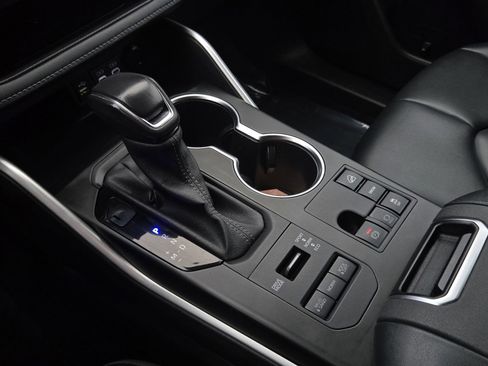 Certified 2024 Toyota Highlander XLE image 19